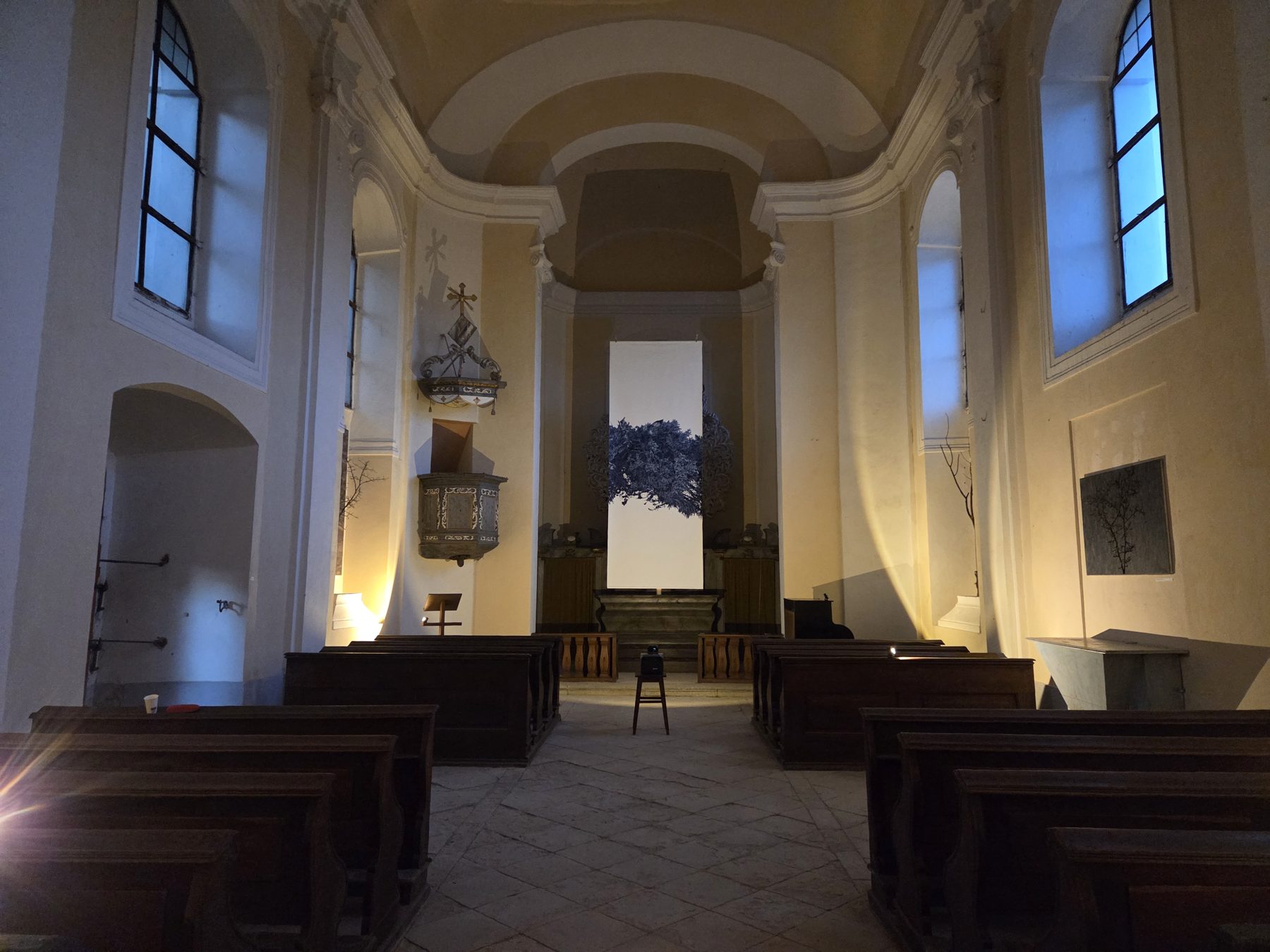 Podvečerní pohled do lodi kostela